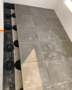 Pose de dalles sur plots sur terrasse étanchée par SAEZ Étanchéité